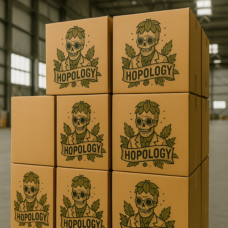 Hopology bierboxen op elkaar gestapeld